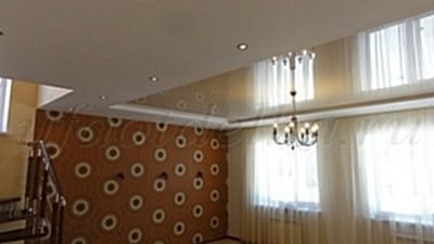 Натяжной потолок в коттедже